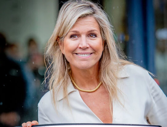 El impactante look hippie chic de Máxima en Kenia: llevó una falda pantalón de estampa multicolor