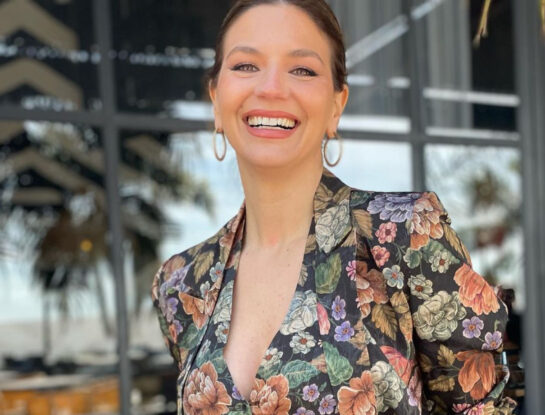 Marcela Kloosterboer nos adelanta la primavera con un look estampado