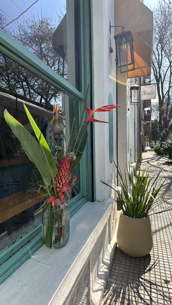 Un arreglo floral de primavera 2023 hecho por Natalia Dincau en la panadería El Obrador. 