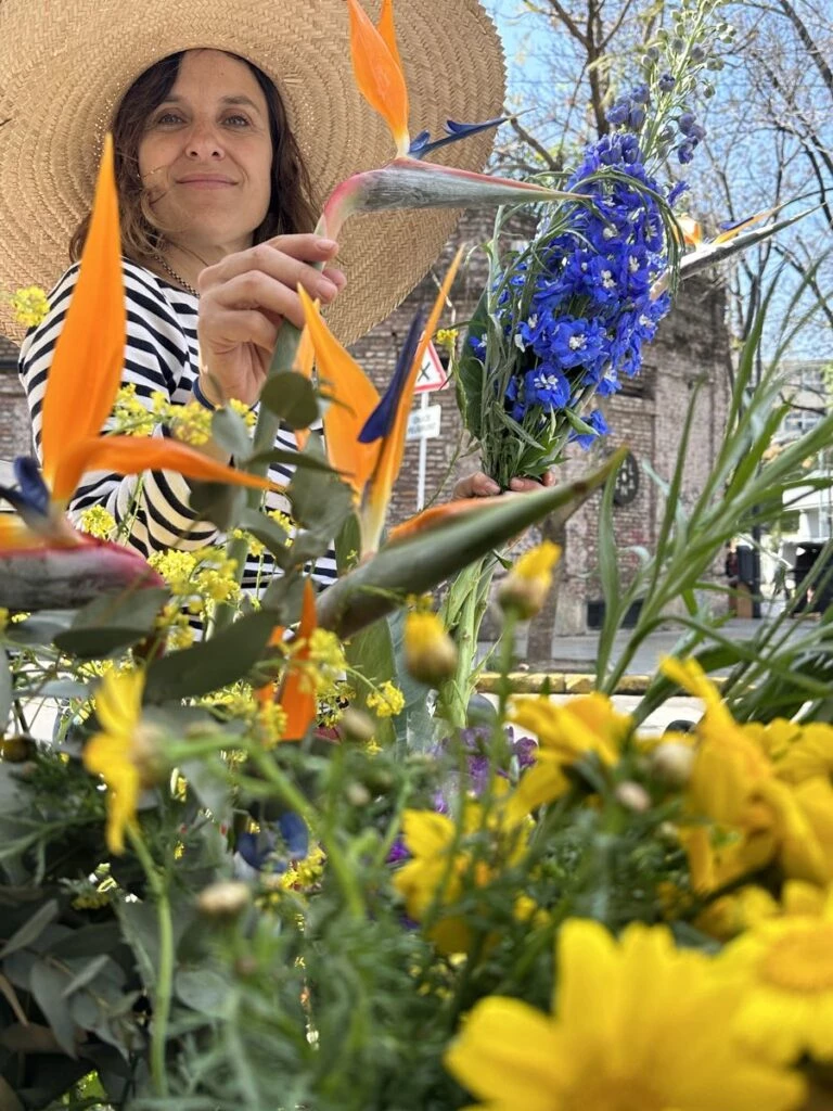 Natalia Dincau expresa su amor por las flores y su mensaje vital.  