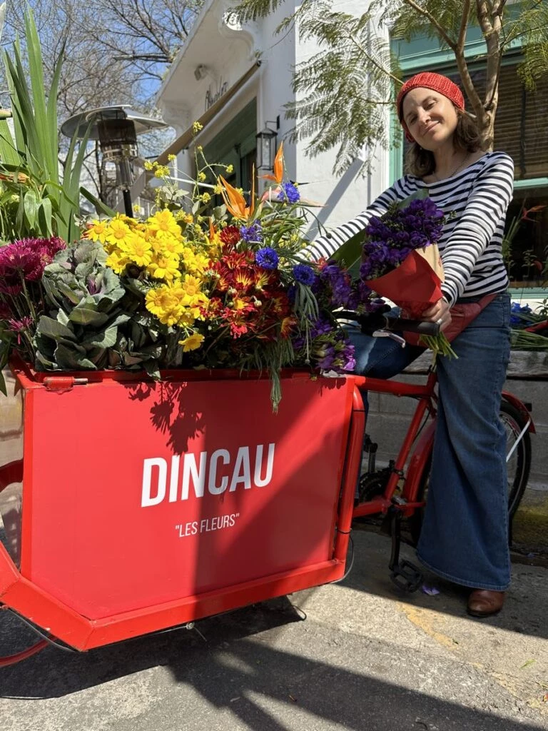 Natalia Dincau lleva su florería rodante a todas partes, y se detiene en Colegiales. 