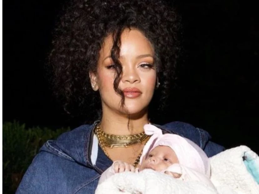 Rihanna presentó a su bebé