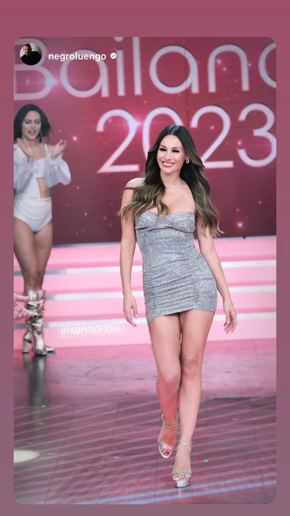 Pampita eligió un look shiny para el regreso del Bailando