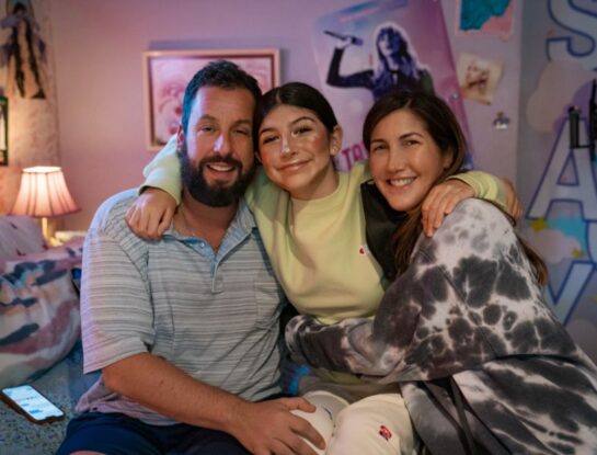 Quiénes son Sunny y Sadie, las hijas de Adam Sandler que la rompen en la comedia más vista de Netflix