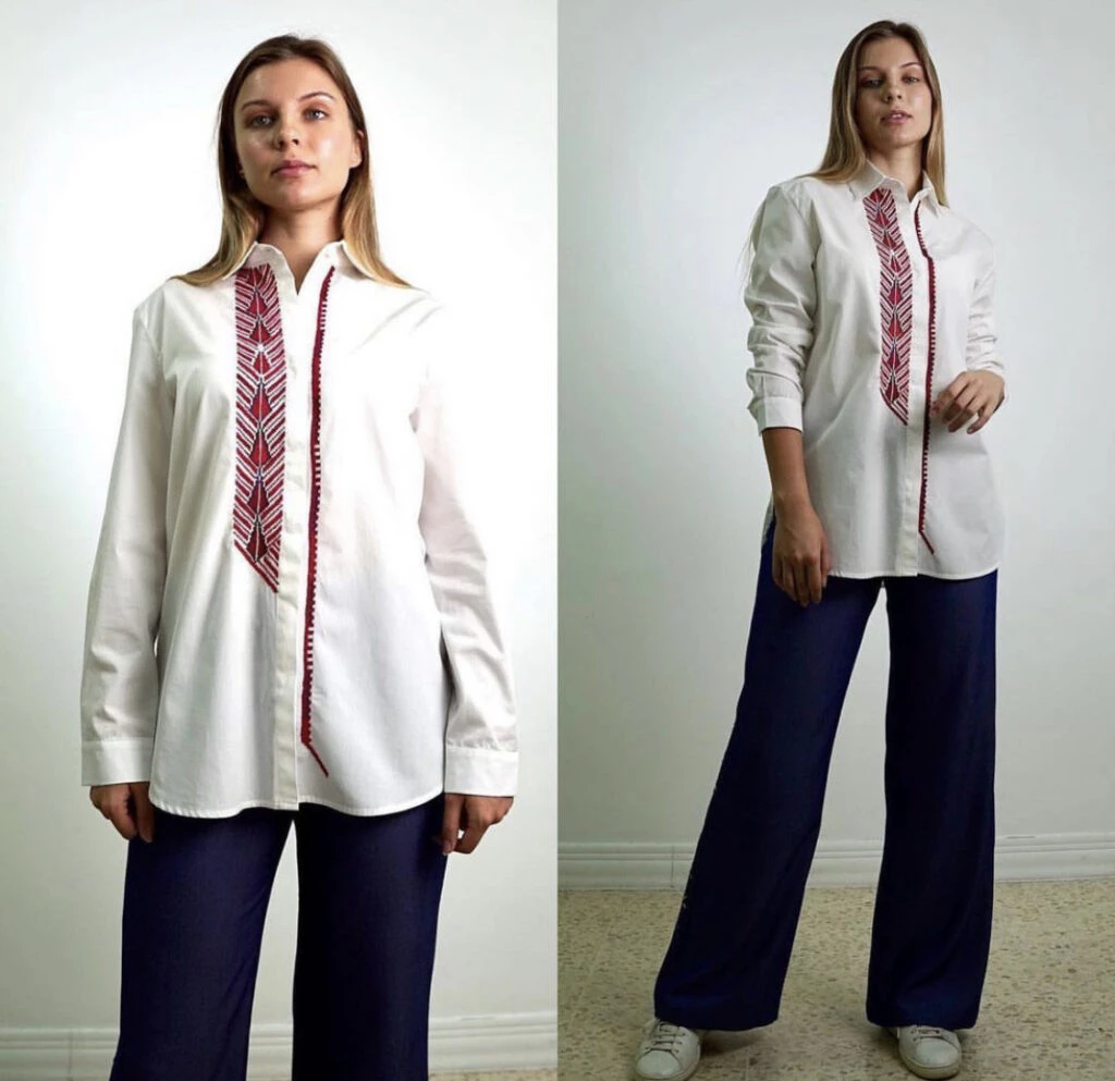 Rania de Jordania incluyó la cartera más trendy del momento en su último look. Foto: Instagram.  