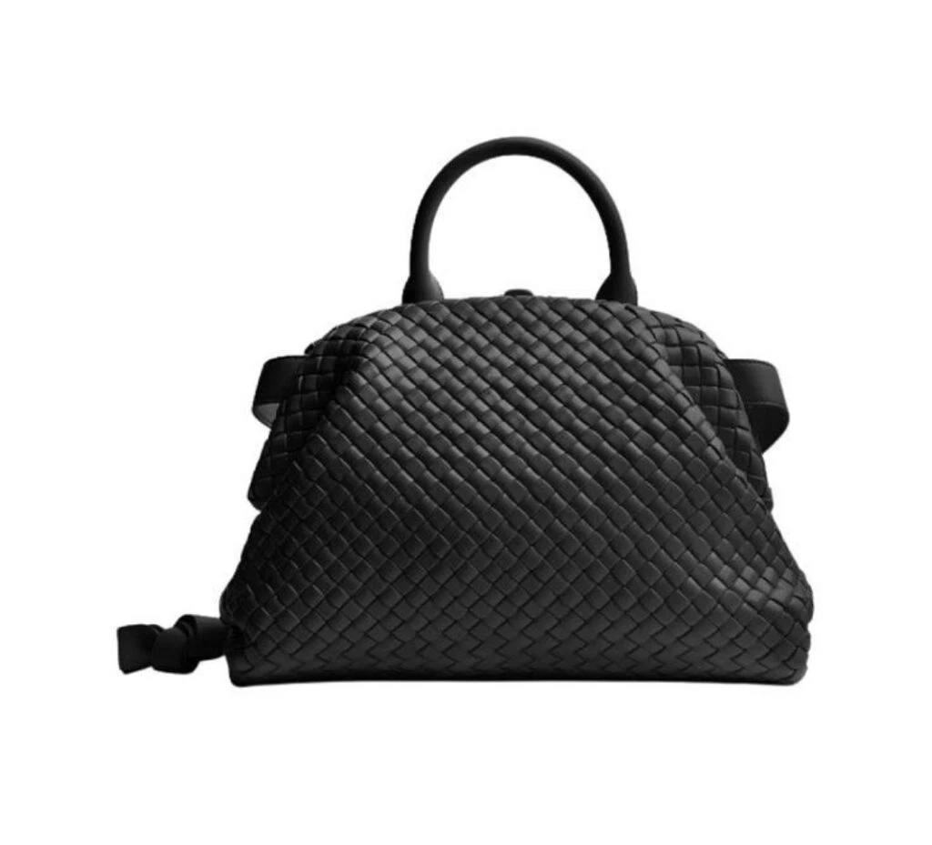 Rania de Jordania nos adelanta la combinación fashion que será furor la próxima temporada. Foto: Instagram.