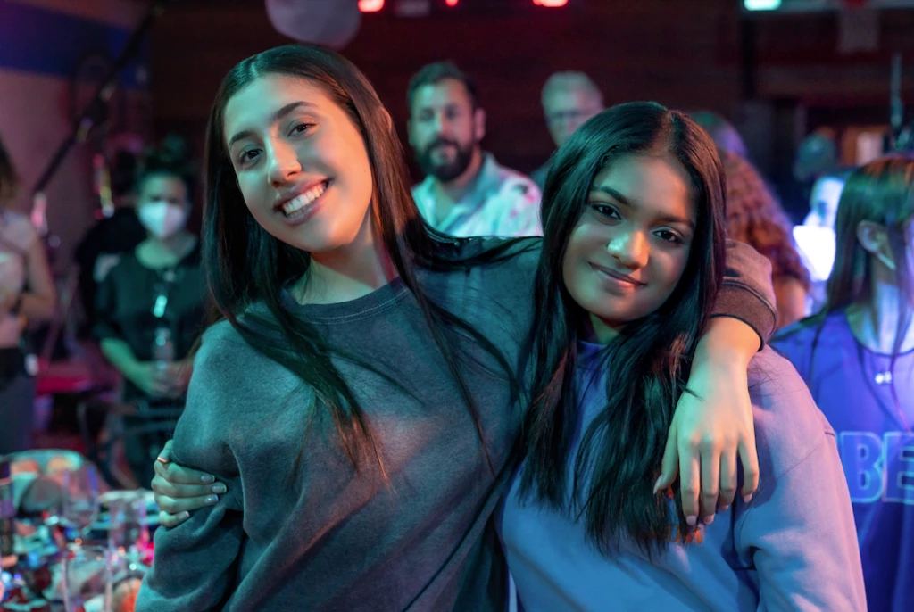 Sunny y Sadie, las hijas de Adam Sandler que la rompen en la comedia más vista de Netflix