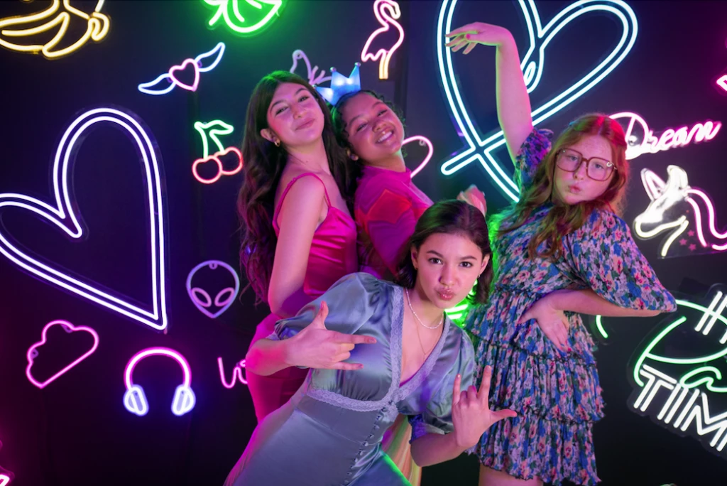 Sunny y Sadie, las hijas de Adam Sandler que la rompen en la comedia más vista de Netflix