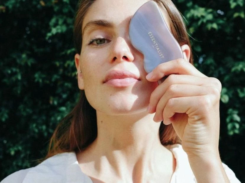 Yoga facial mini rutina con Guasha para disminuir arrugas y relajar el rostro