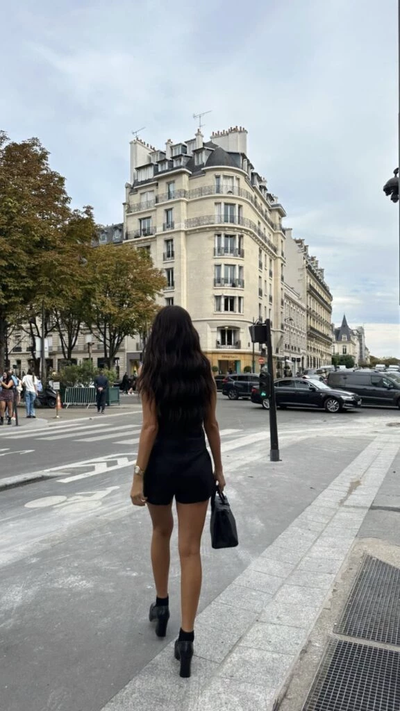 Zaira Nara apostó por el estilo preppy en París y sorprendió. Foto: Instagram.