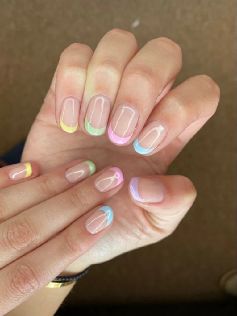 diseños minimalistas en uñas cortas