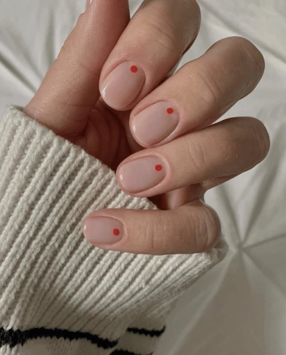 diseños minimalistas en uñas cortas