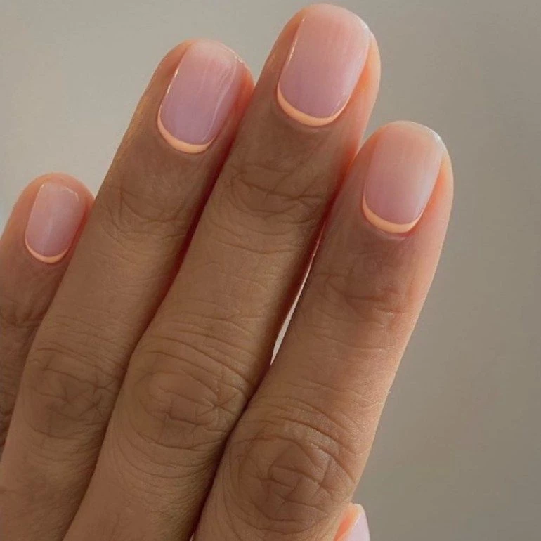 diseños minimalistas en uñas cortas