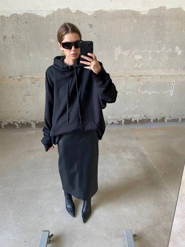 falda negra con hoodie