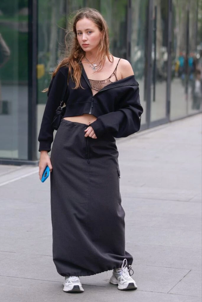 falda negra con hoodie