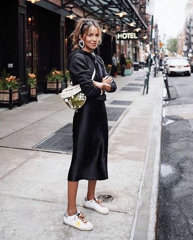 falda negra con zapatillas