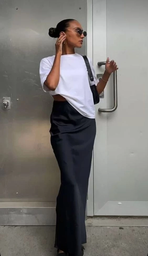 falda negra y básica blanca