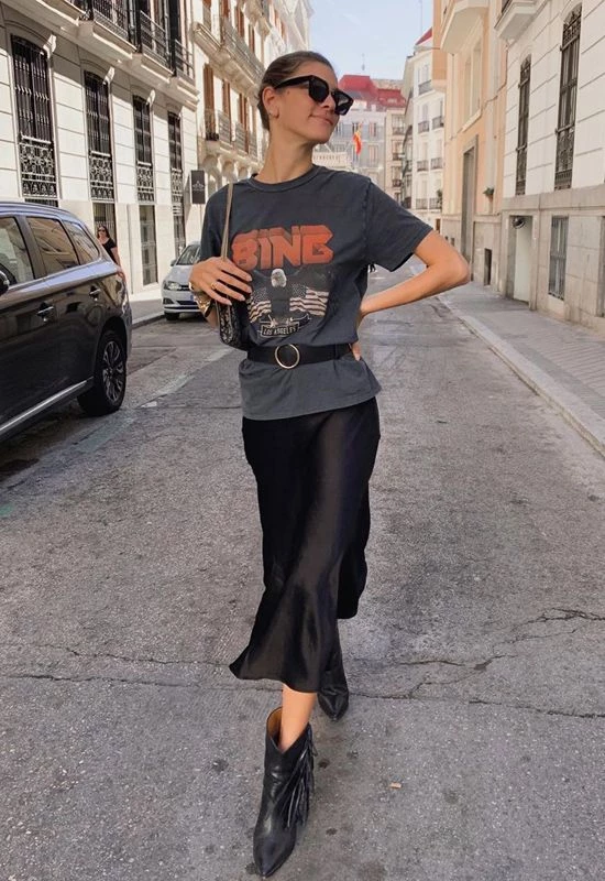 falda negra y básica blanca