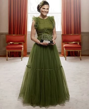 Estelle de Suecia practica la moda circular a sus 11 años llevó un vestido romántico de su madre, la princesa Victoria