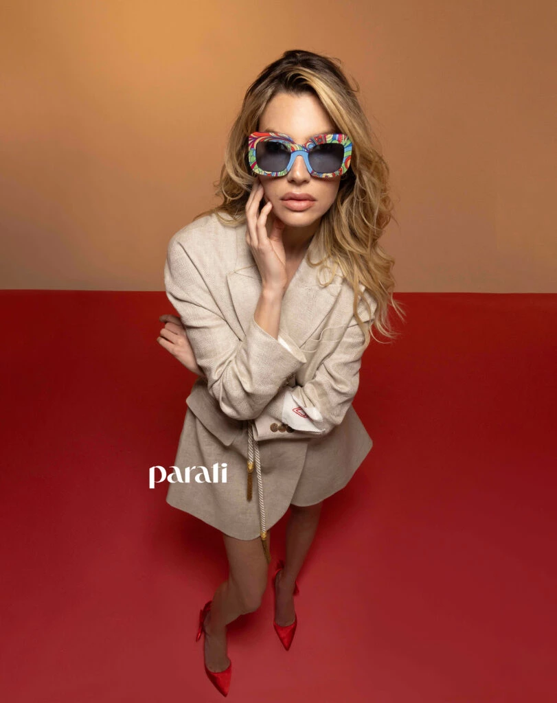 Saco largo cruzado de lino tramado @gillhaus Anteojos de sol con el marco retro estampado @laspepasinst y stilettos de satin con moños en los talones @lachicadelosstilettos