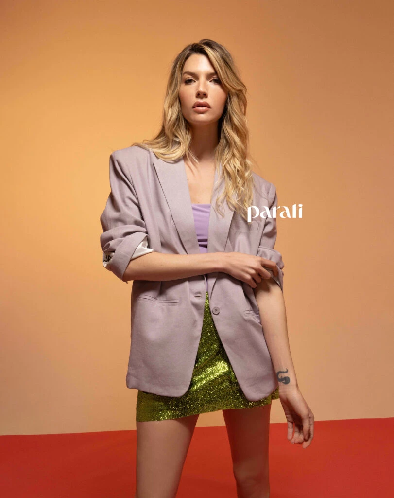 Blazer de lino oversize, body con escote irregular y minifalda de glitter con bolsillos cargo @mijamija