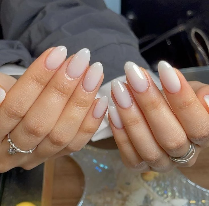 Leche de coco, la manicura minimalista y elegante que se impone en la temporada