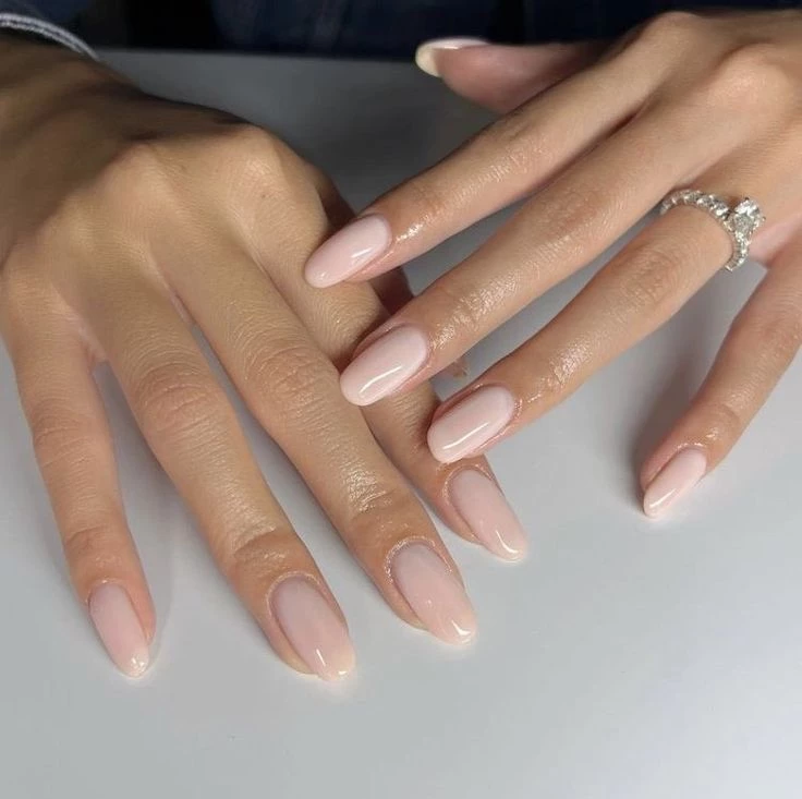Leche de coco, la manicura minimalista y elegante que se impone en la temporada