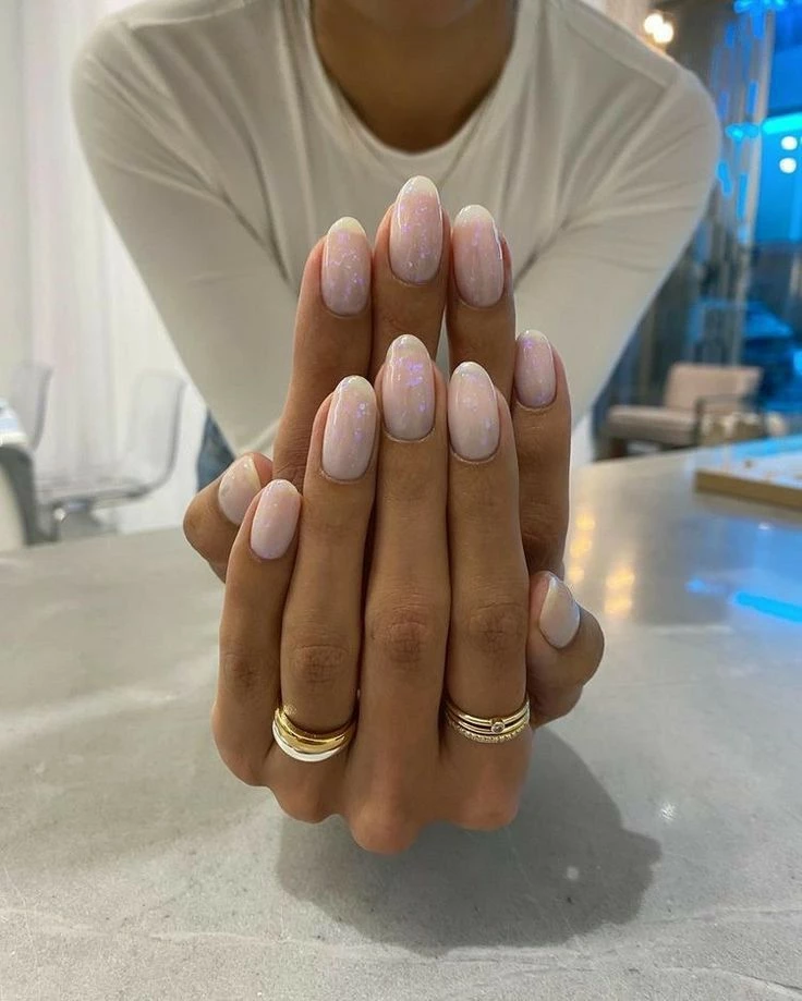 Leche de coco, la manicura minimalista y elegante que se impone en la temporada