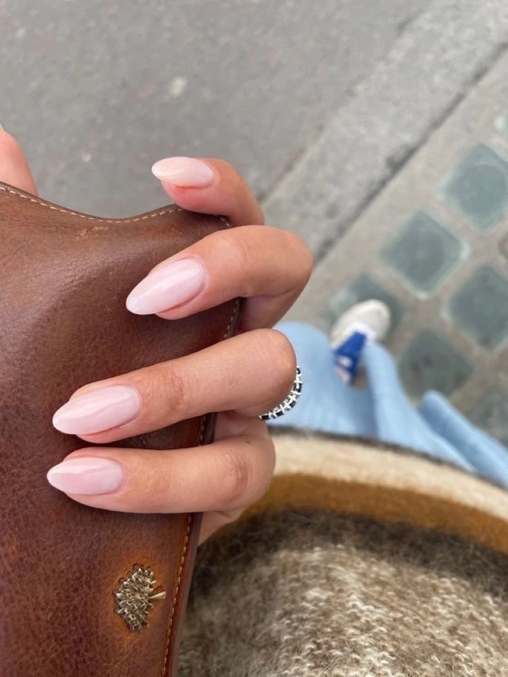 Leche de coco, la manicura minimalista y elegante que se impone en la temporada