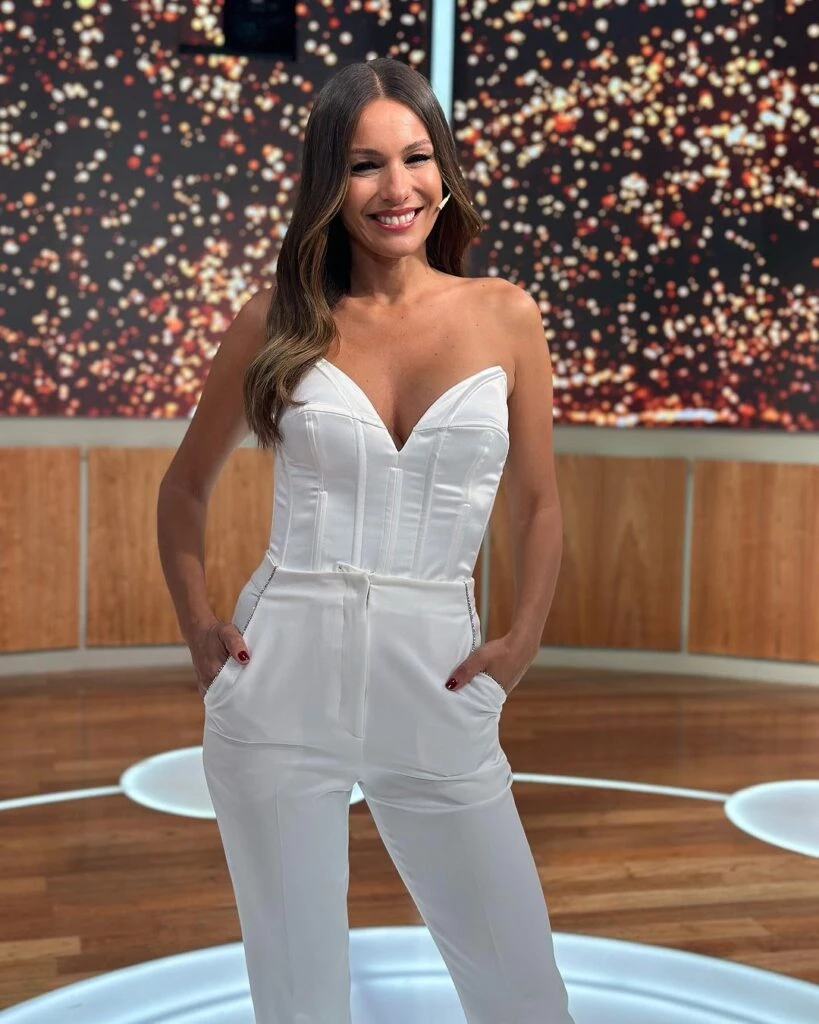 Pampita deslumbró con su look total white