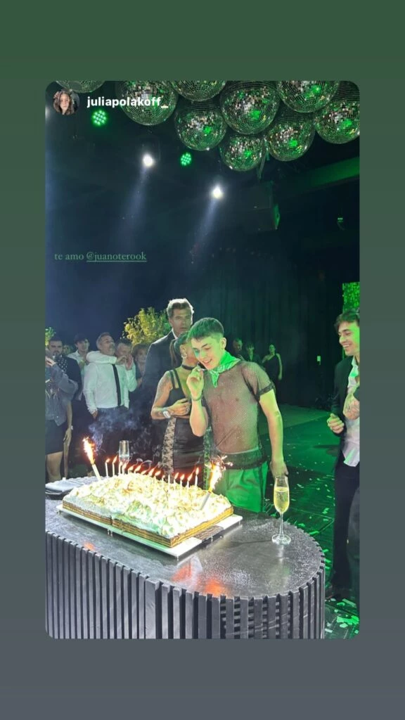 Juan sopla las velitas con Flor y Ramiro Ponce de León.