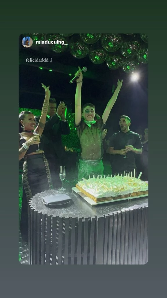 Juan sopla las velitas con Flor y Ramiro Ponce de León.