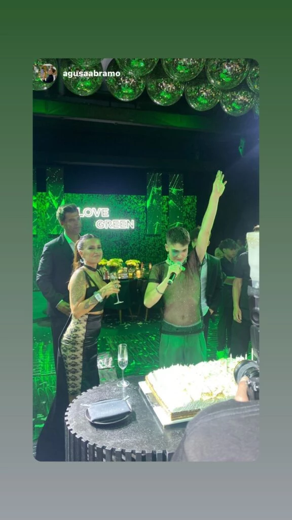 Juan sopla las velitas con Flor y Ramiro Ponce de León.