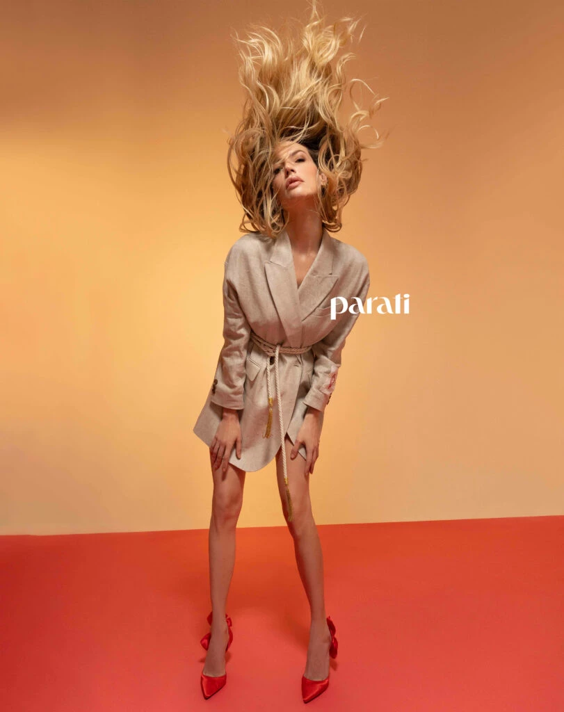 Saco largo cruzado de lino tramado @gillhaus Anteojos de sol con el marco retro estampado @laspepasinst y stilettos de satin con moños en los talones @lachicadelosstilettos