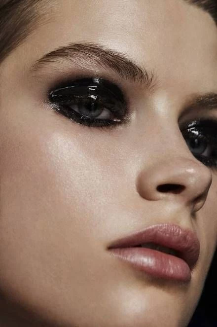 Alerta tendencia el delineado grunge será el favorito de las más osadas (y es súper fácil de hacer)