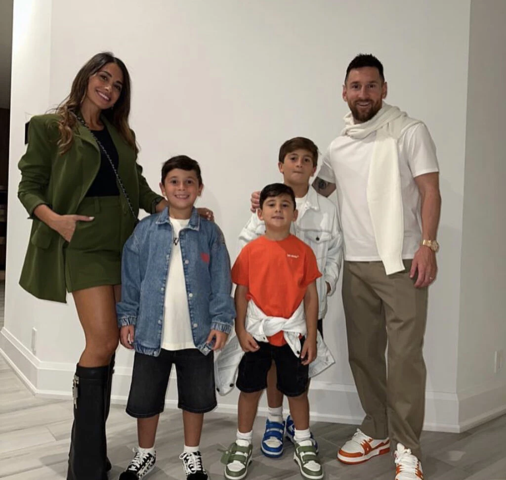 Así es el look preppy de Antonela Roccuzzo. Foto: Instagram.