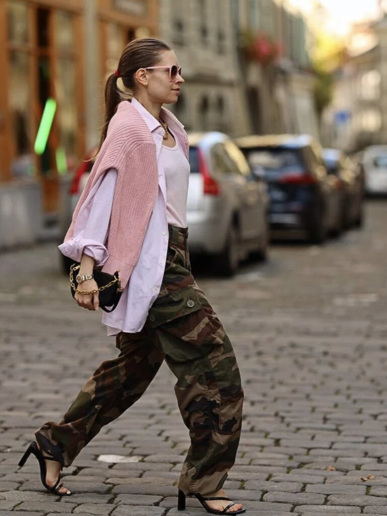 Así se usa el estampado camuflado esta primavera 2023. Foto: Pintrerest.