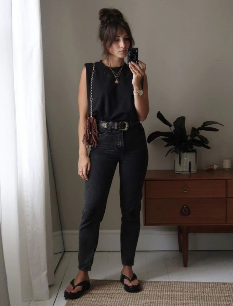 Así se usa el jean negro esta primavera 2023. Foto: Pinterest.