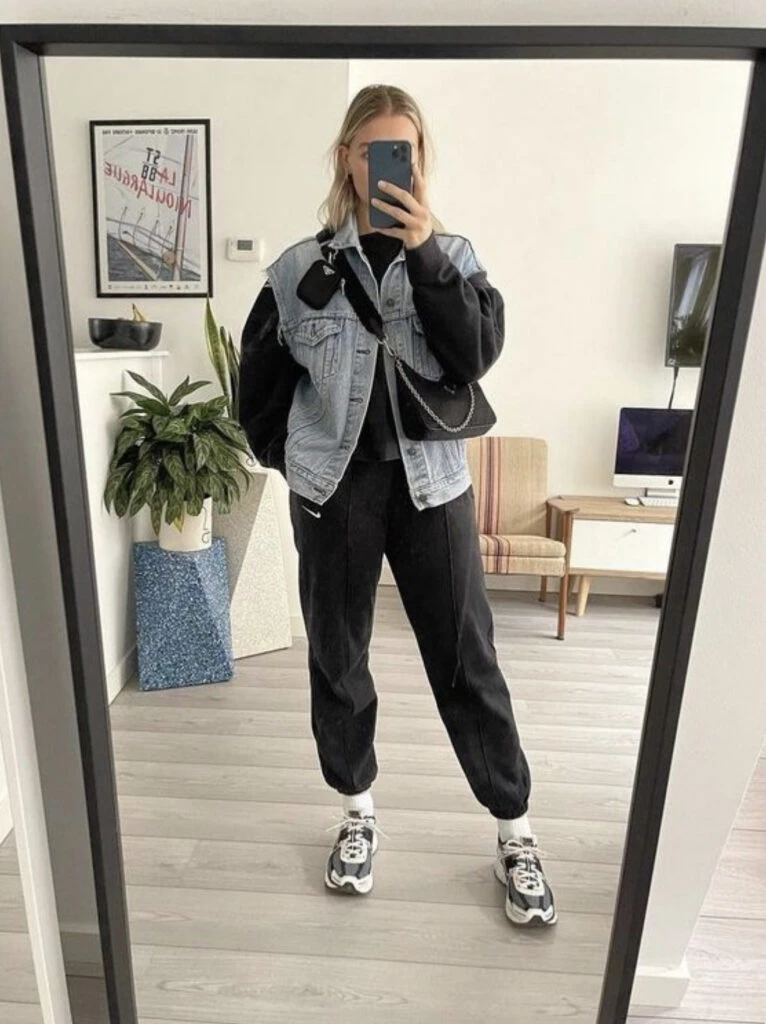 Así se usan los chalecos de jean esta temporada. Foto: Pinterest.