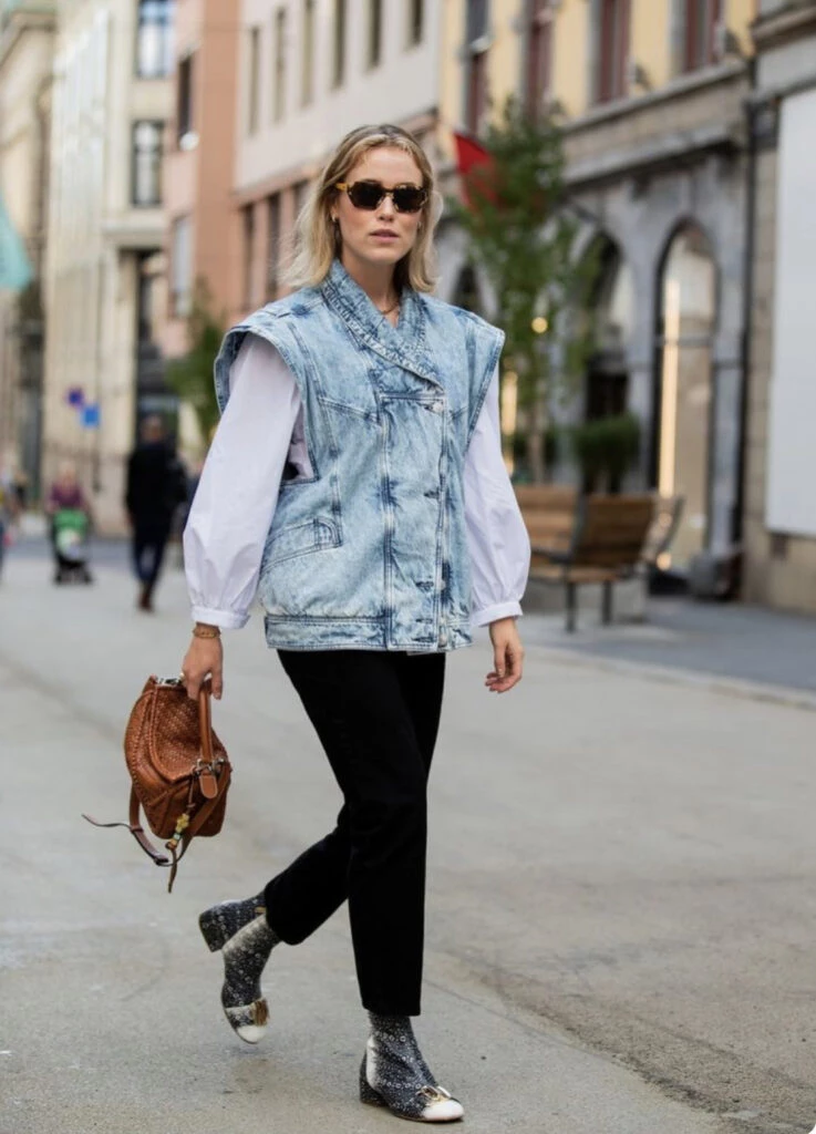 Así se usan los chalecos de jean esta temporada. Foto: Pinterest.