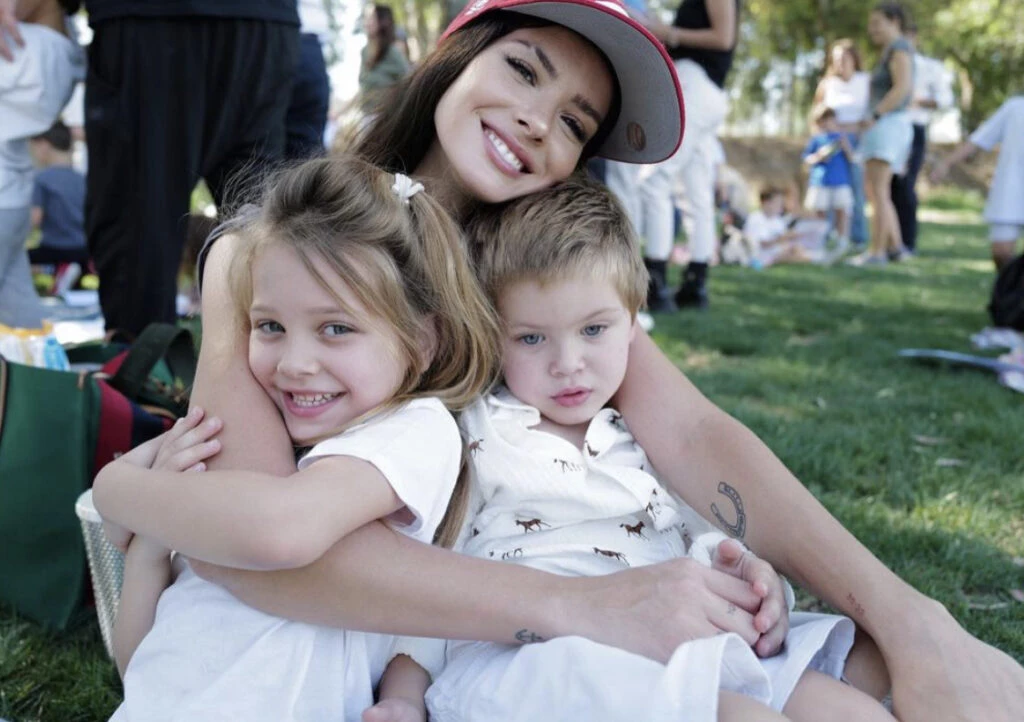 La China Suárez y Benjamin Vicuña juntos en un evento escolar. Foto: Instagram. 