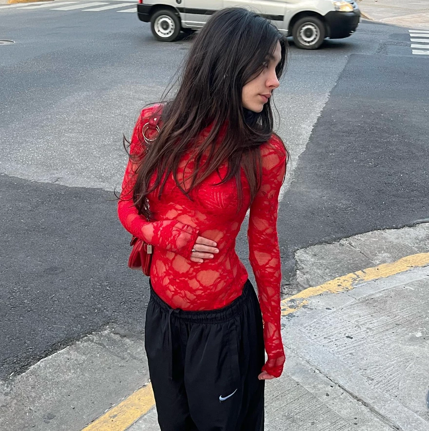 Morena Echarri posa con un top de su línea Hetaira