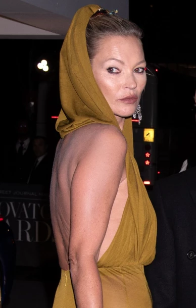 Kate Moss con vestido con capucha