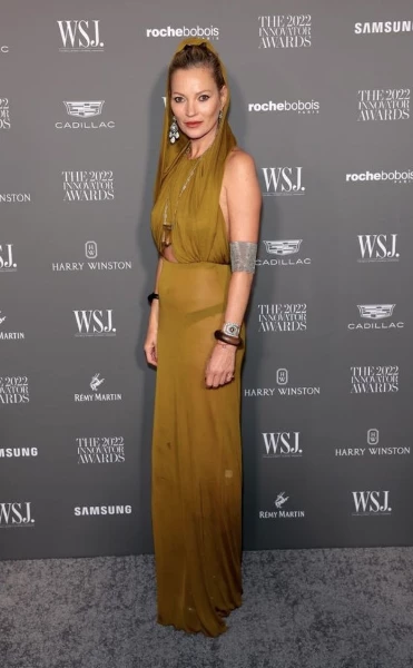 Kate Moss con vestido con capucha