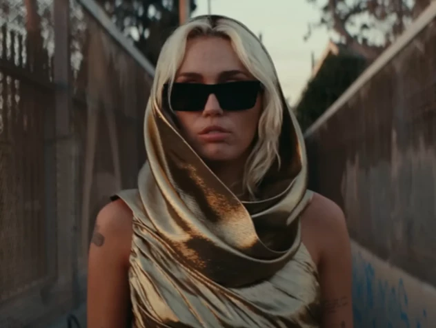 Miley Cyrus con vestido con capucha