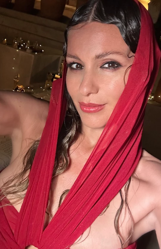 Pampita con vestido con capucha