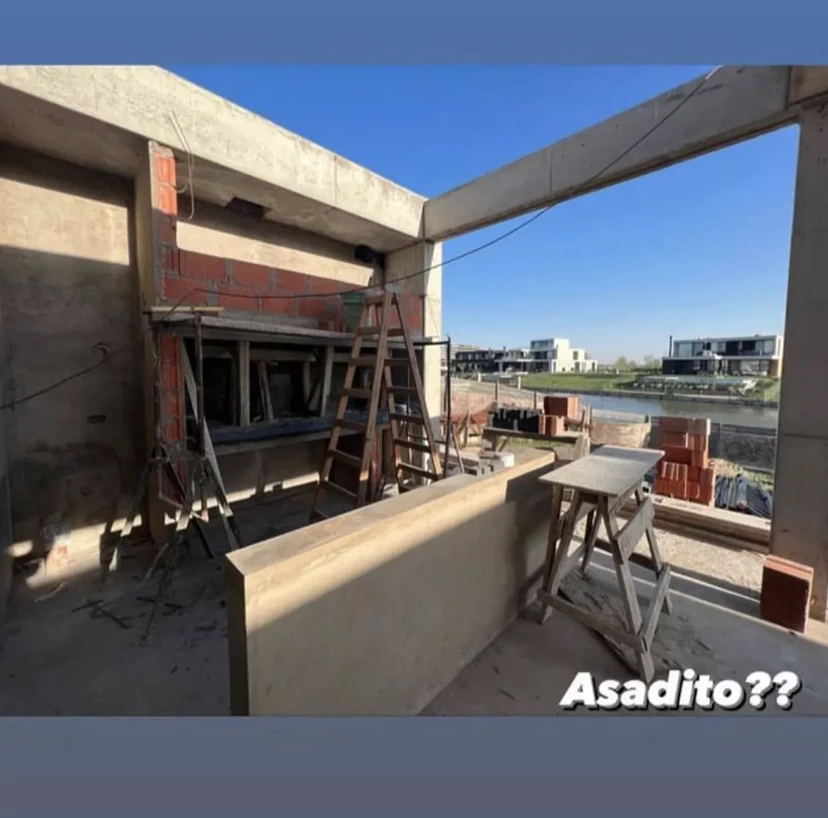 Dario Barassi mostró cómo marcha la construcción de su nueva casa con vista a un lago.