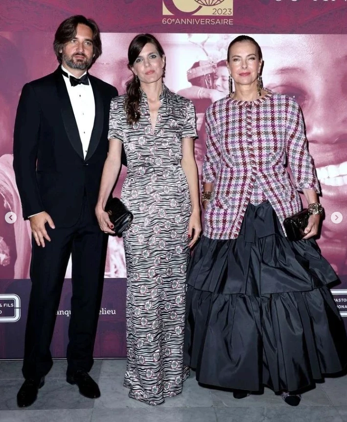 Charlotte Casiraghi, su esposo Dimitri Rassam y Carole Bouquet en la Opera de Montecarlo