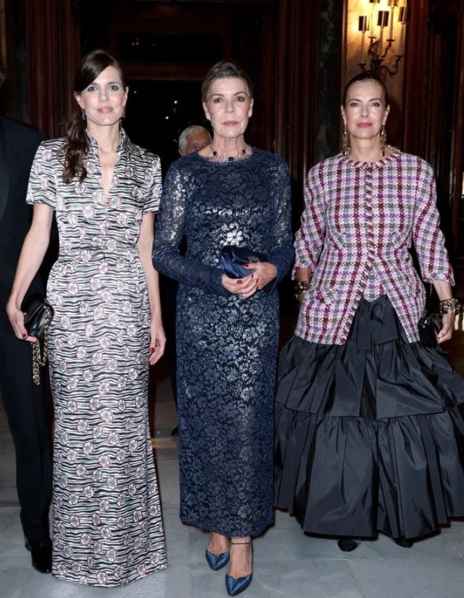 Charlotte Casiraghi, Carolina de Mónaco y Carole Bouquet en la Opera de Montecarlo