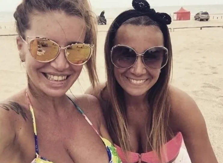 Flor y Belén Peña en la playa